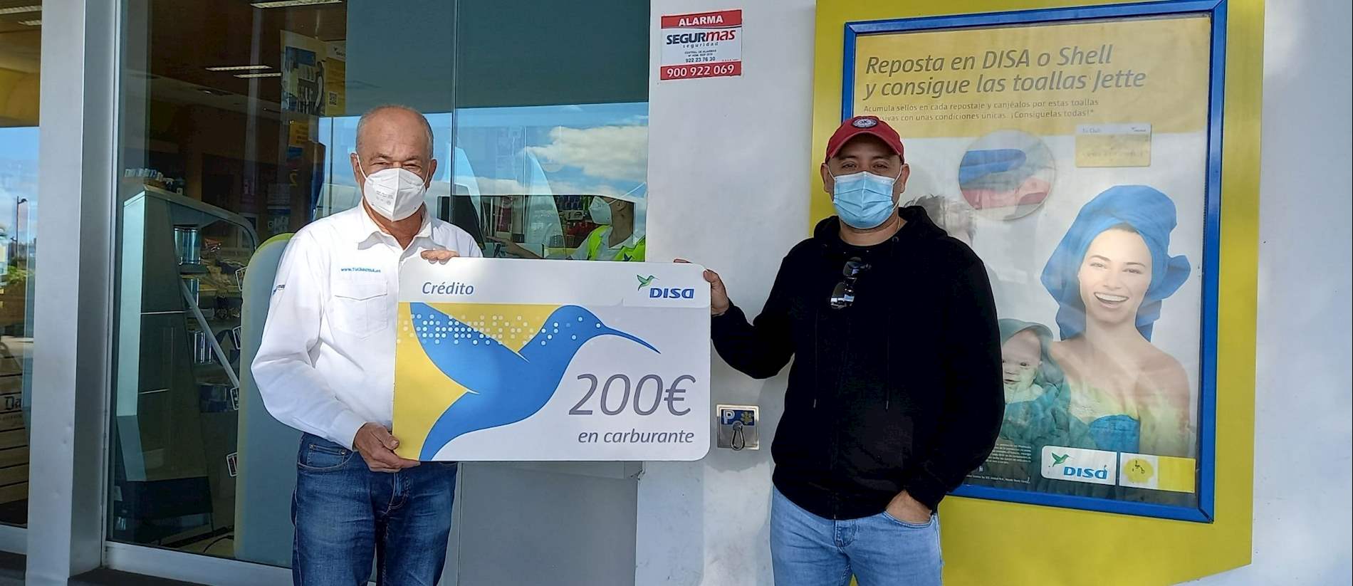 Alonso de Abreu recibe su premio de manos de Vicente Silvestre Leandro, encargado de la estación DISA Náutico ¡Felicidades!