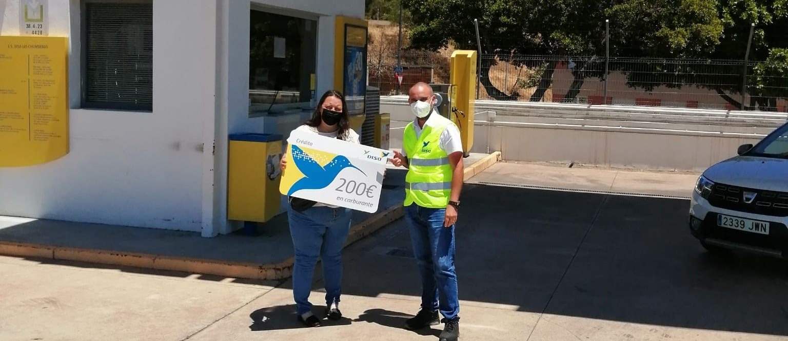 Mª Angeles Baussou Rodríguez, clienta de la estación DISA Las Chumberas, recibe su premio de manos del encargado de la estación Ángel Luis Gómez Zambrano